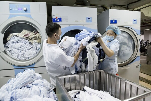 Cách Giặt Đồng Phục Y Tế & Bí Quyết Bảo Quản Bền Đẹp