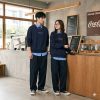 Mẫu đồng phục quán cafe mùa đông gồm áo sweatshirt màu xanh đen phối sơ mi bên trong, thiết kế tối giản và giữ ấm chuyên nghiệp bởi Tâm An.